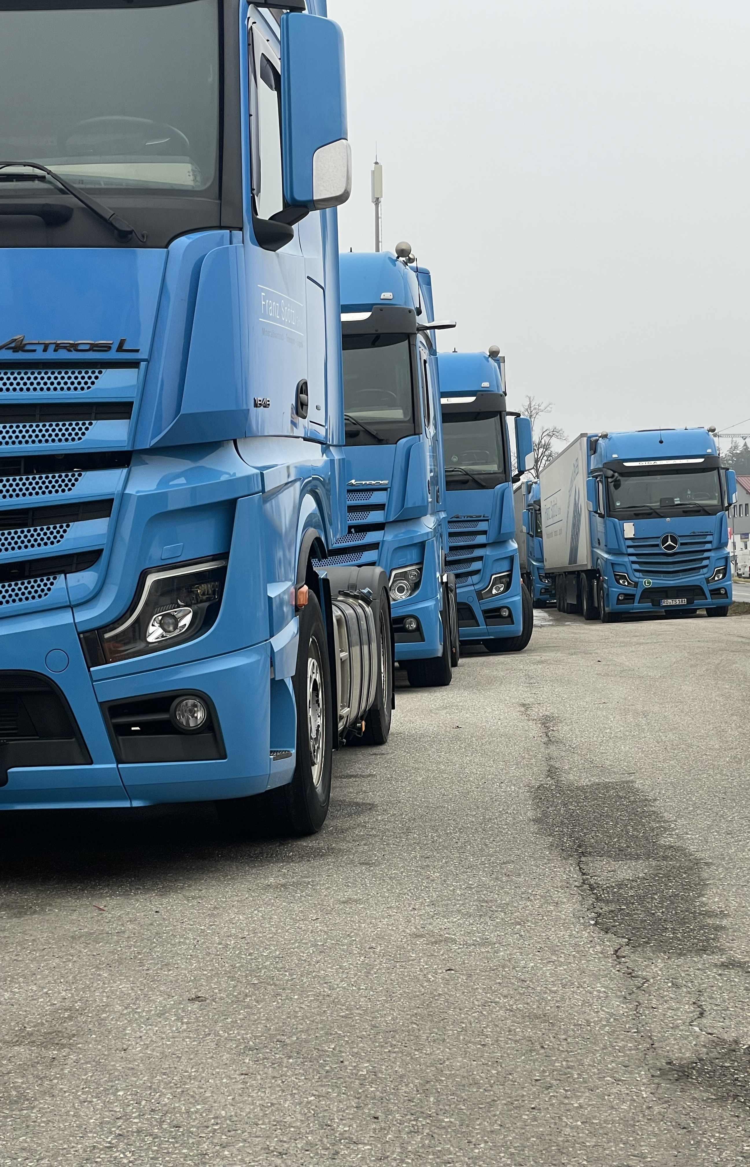 LKWs der Franz Sp&ouml;tzl GmbH auf dem Firmengel&auml;nde